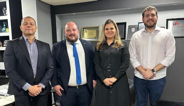 Luís Henrique da área jurídica do gabinete da deputada, Ricardo Haacke Suppion, deputada Carla Morando e o chefe de gabinete Neto Batistetti