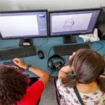 Pessoas fazendo desenho no computador