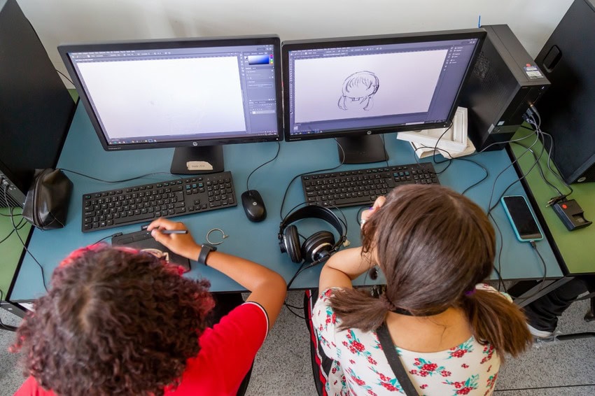 Pessoas fazendo desenho no computador