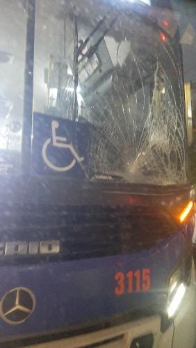 ônibus com vidro quebrado