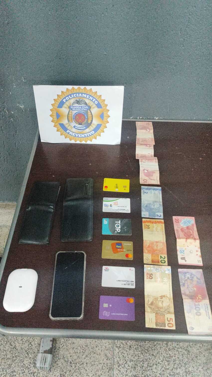 Celulares , cartões e dinheiro