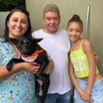 Família com cachorro adotado