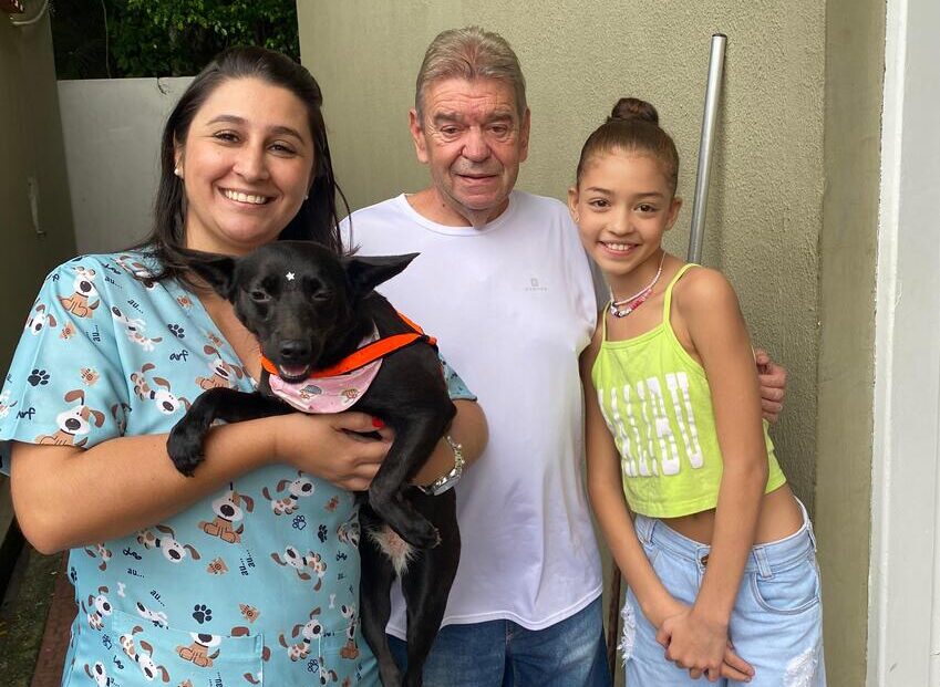 Família com cachorro adotado