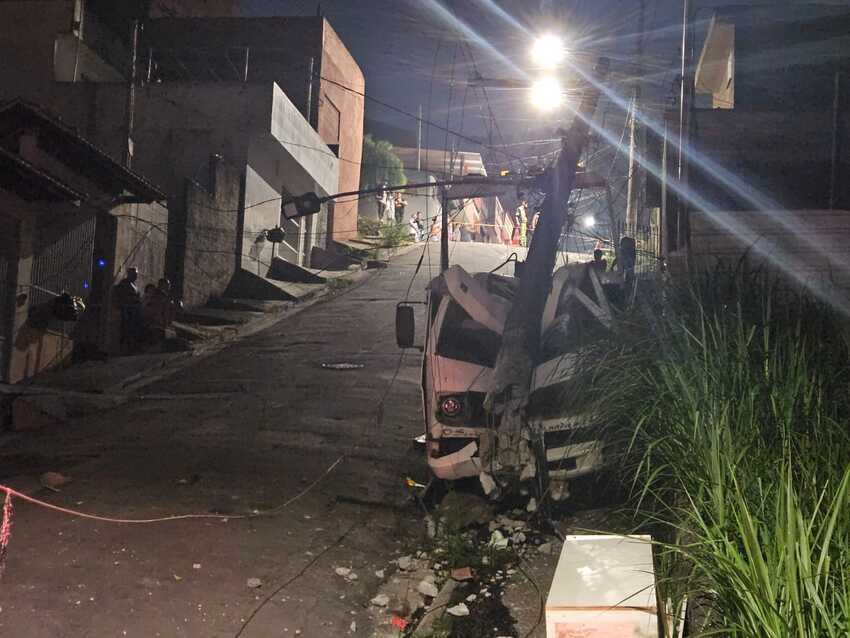 guincho colidido ao poste
