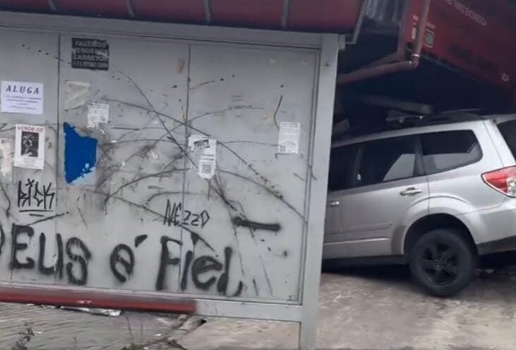 carro invade loja