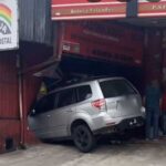 carro invade igreja e loja