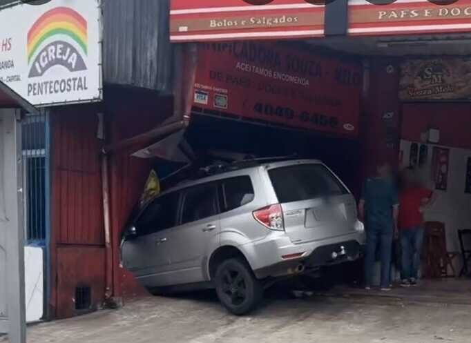 carro invade igreja e loja