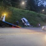 carro cai em barranco perto da Volks