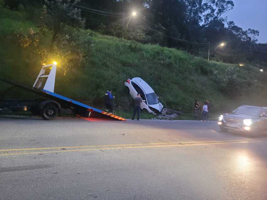 carro cai em barranco perto da Volks