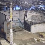 homem pulando muro de escola