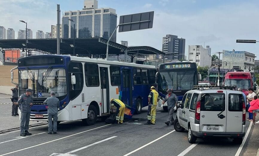 Em São Bernardo, ônibus colide com carro