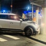 colisão de carro no poste
