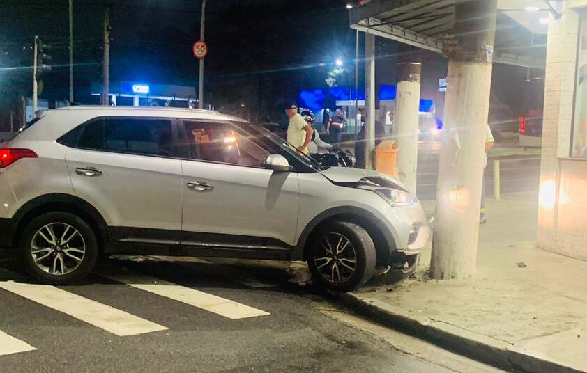 colisão de carro no poste