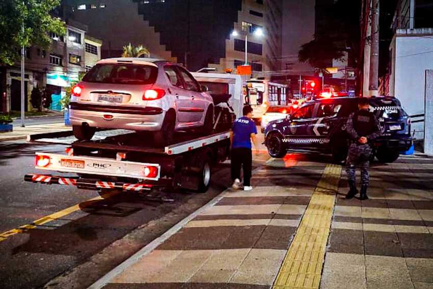 Carro sendo rebocado