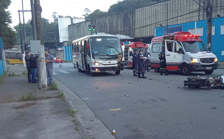 acidente de ônibus e moto