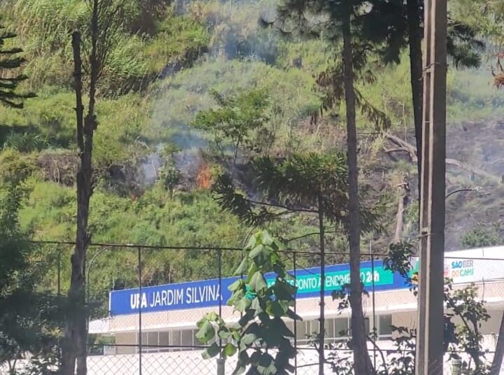 Incêndio em mata próxima à nova UPA