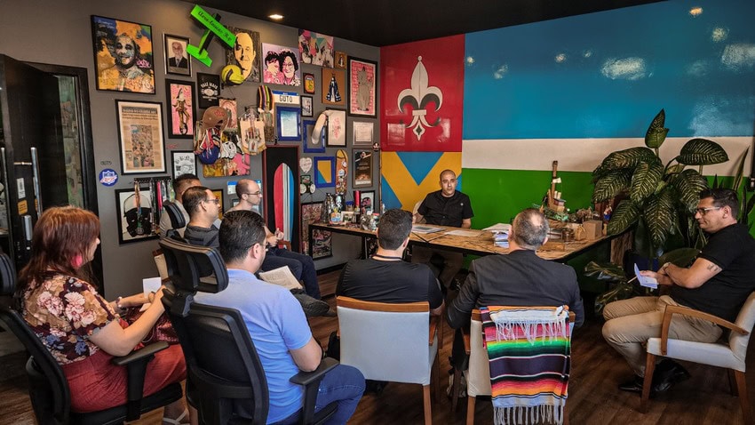 Guto Volpi em reunião