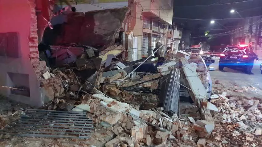 destroços de imóvel que desabou