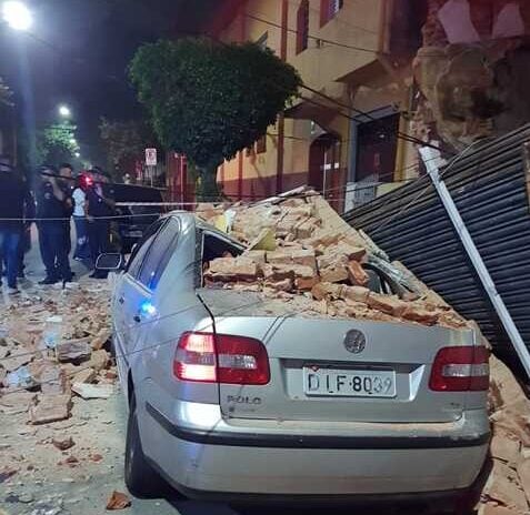 carro atingido por destroços