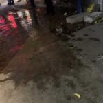 Vazamento de esgoto em frente a ponto de ônibus da Jurubatuba é alvo de reclamação