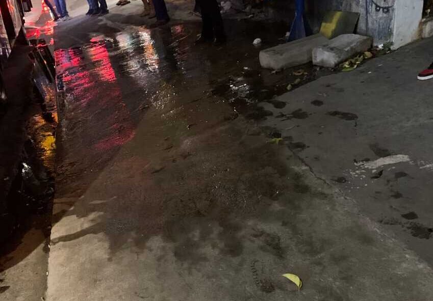 Vazamento de esgoto em frente a ponto de ônibus da Jurubatuba é alvo de reclamação