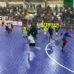 confusão no campo de futsal
