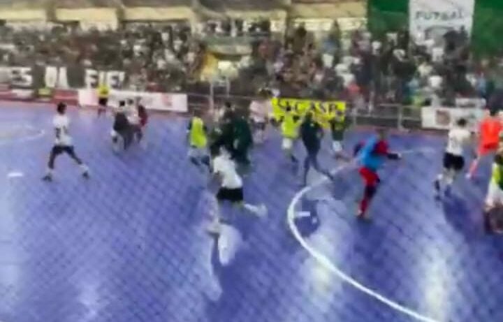 confusão no campo de futsal