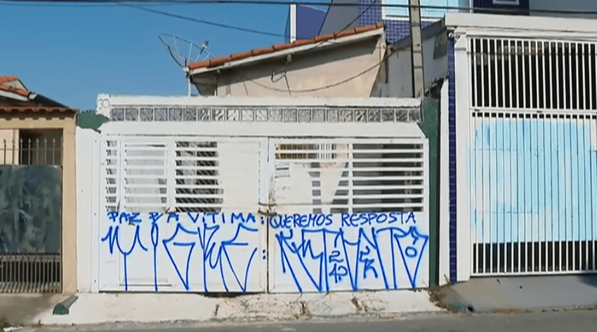 fachada da casa do médico pichada