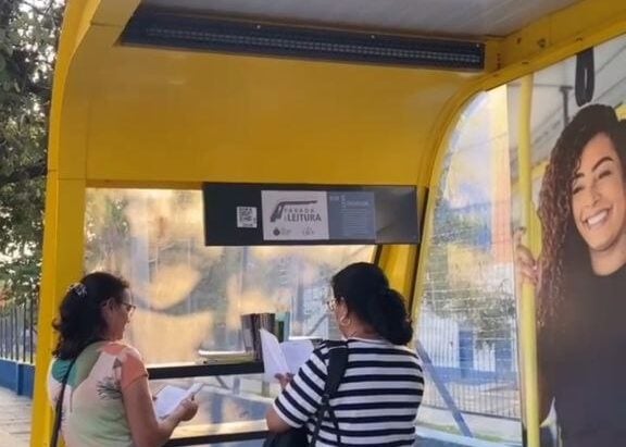 bibliotecas em pontos de ônibus.