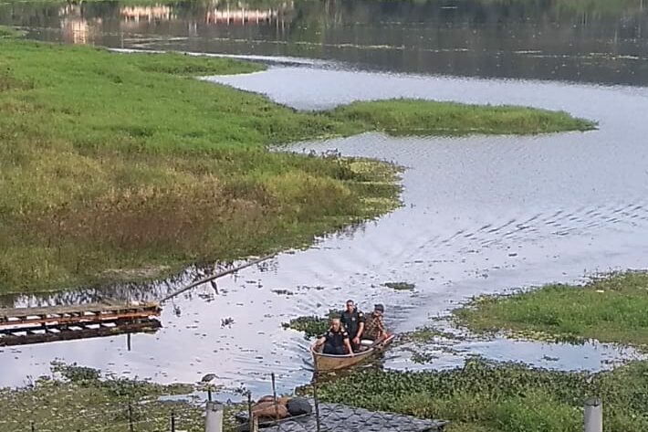 corpo na represa