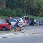 moradores na bica d´água em Rio Grande da Serra