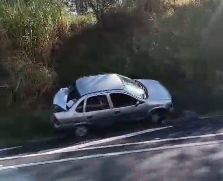 carro no barranco na Anchieta