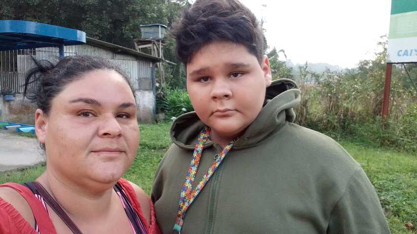 mãe e filho autista