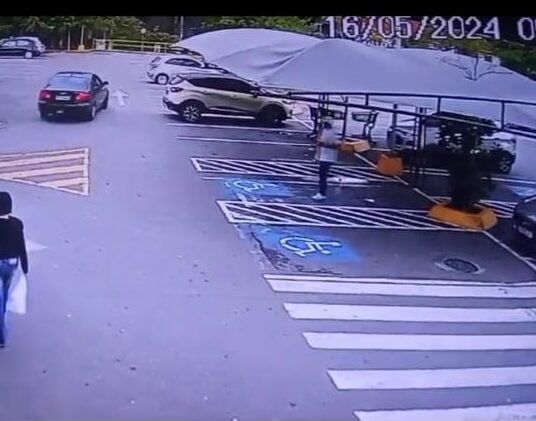carros deixados no Carrefour na Prestes Maia