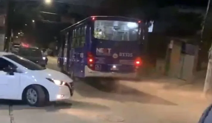 ônibus em alta velocidade