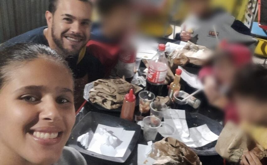 Mãe, pai e seis filhos