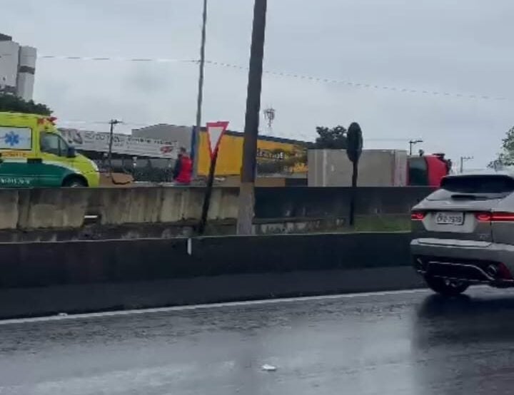 caminhão tombado