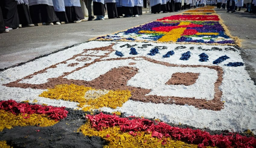 Uma das tradições mais marcantes do Corpus Christi é a confecção de tapetes artesanais, que adornam as ruas por onde a procissão passará