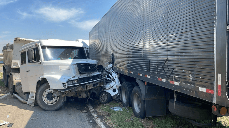 acidente entre caminhões e carro