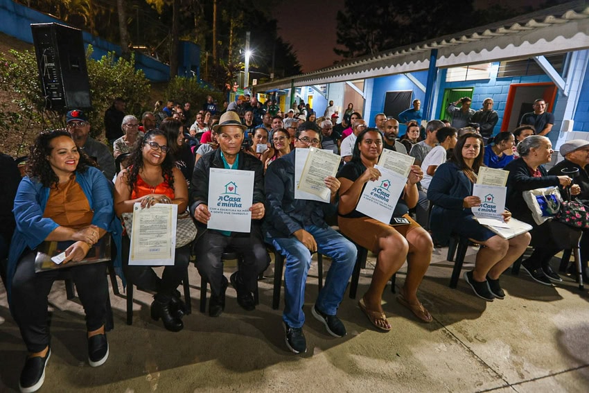 Prefeito Orlando Morando entrega escrituras a 46 famílias do Royal Park