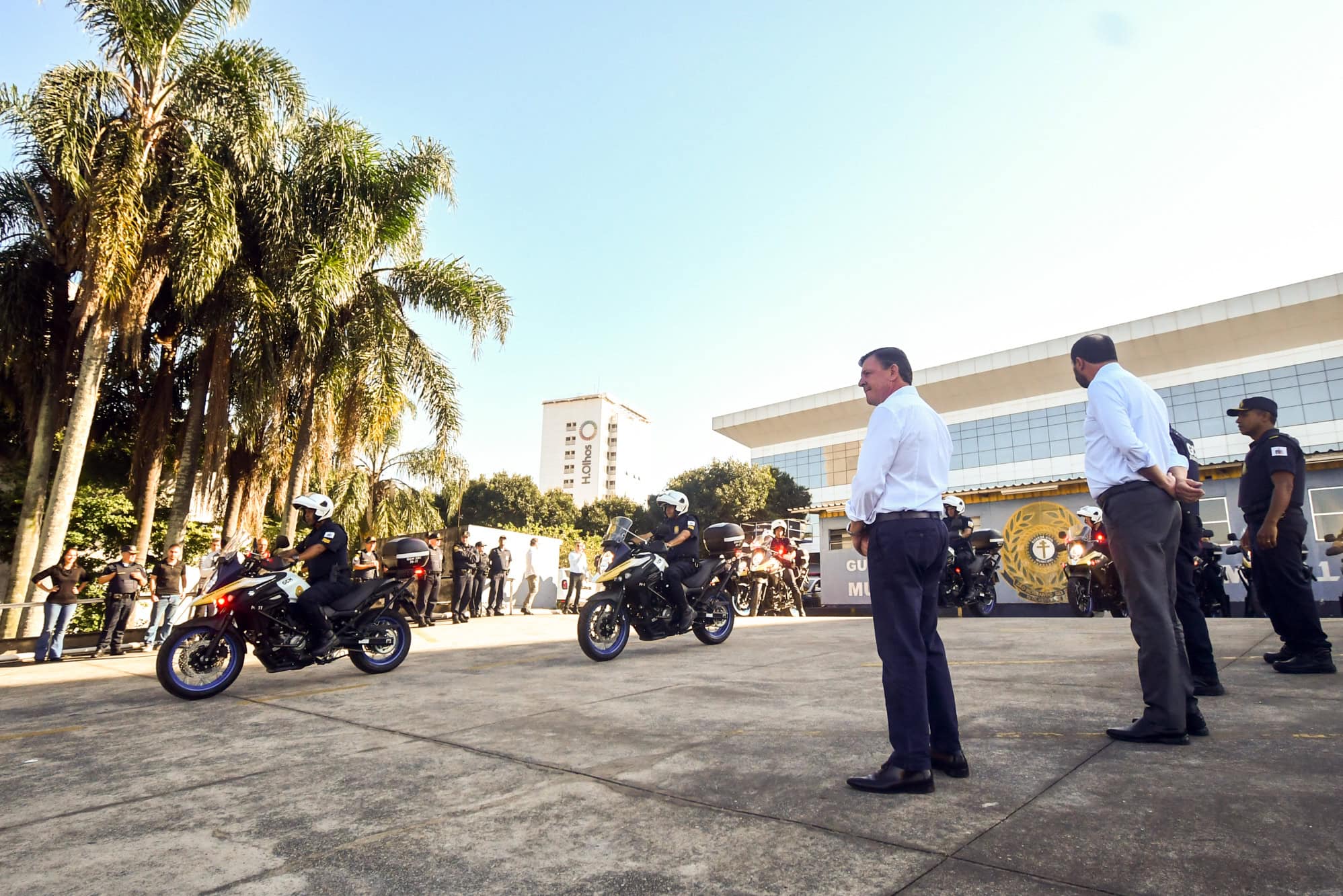prefeito orlando morando na entrega de motos à GCM