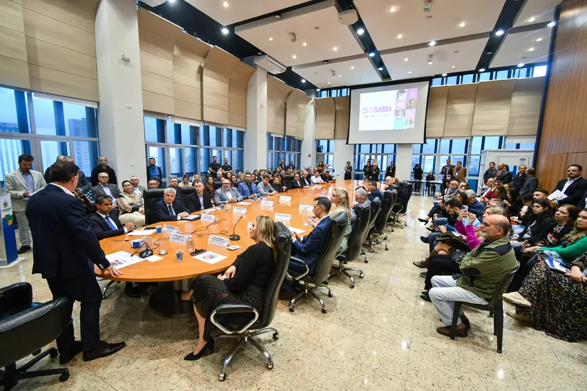 prefeito Orlando Morando e autoridades