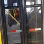 ônibus apedrejado