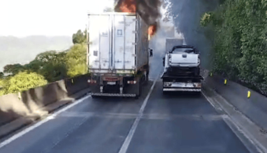 Carreta pega fogo no Km 45 da Anchieta
