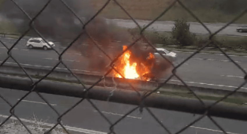Carro pega fogo na Imigrantes sentido Santos