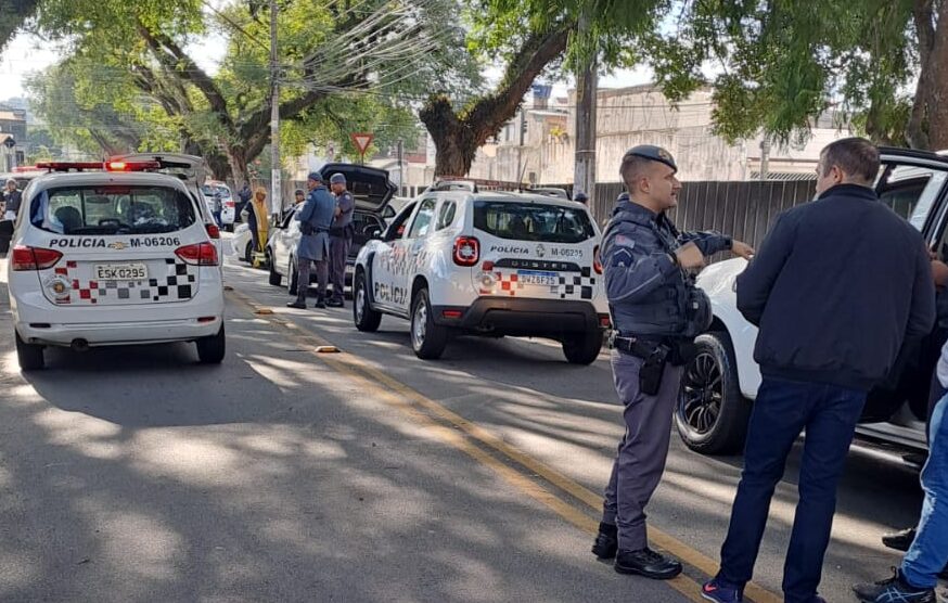 colisão de carro com viatura