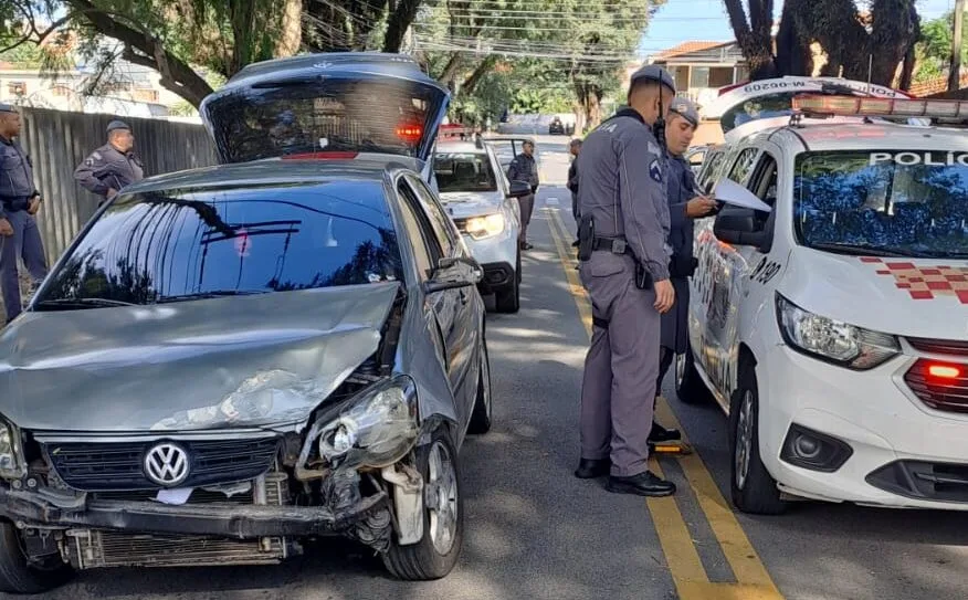 colisão de carro com viatura