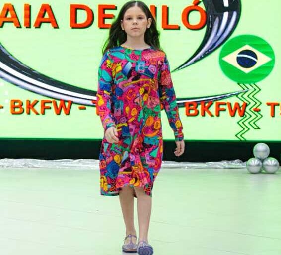 Catarina, miss São Bernardo desfilando