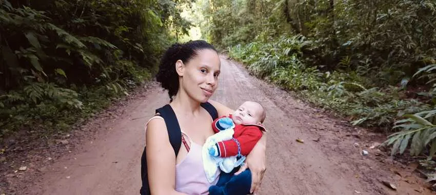 mulher em estrada de terra