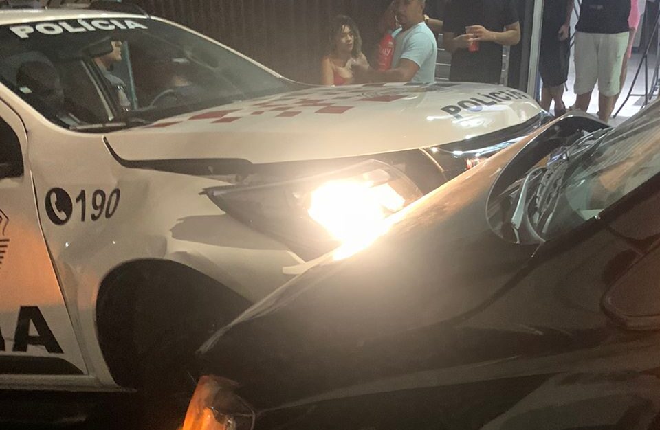 batida de carro com viatura